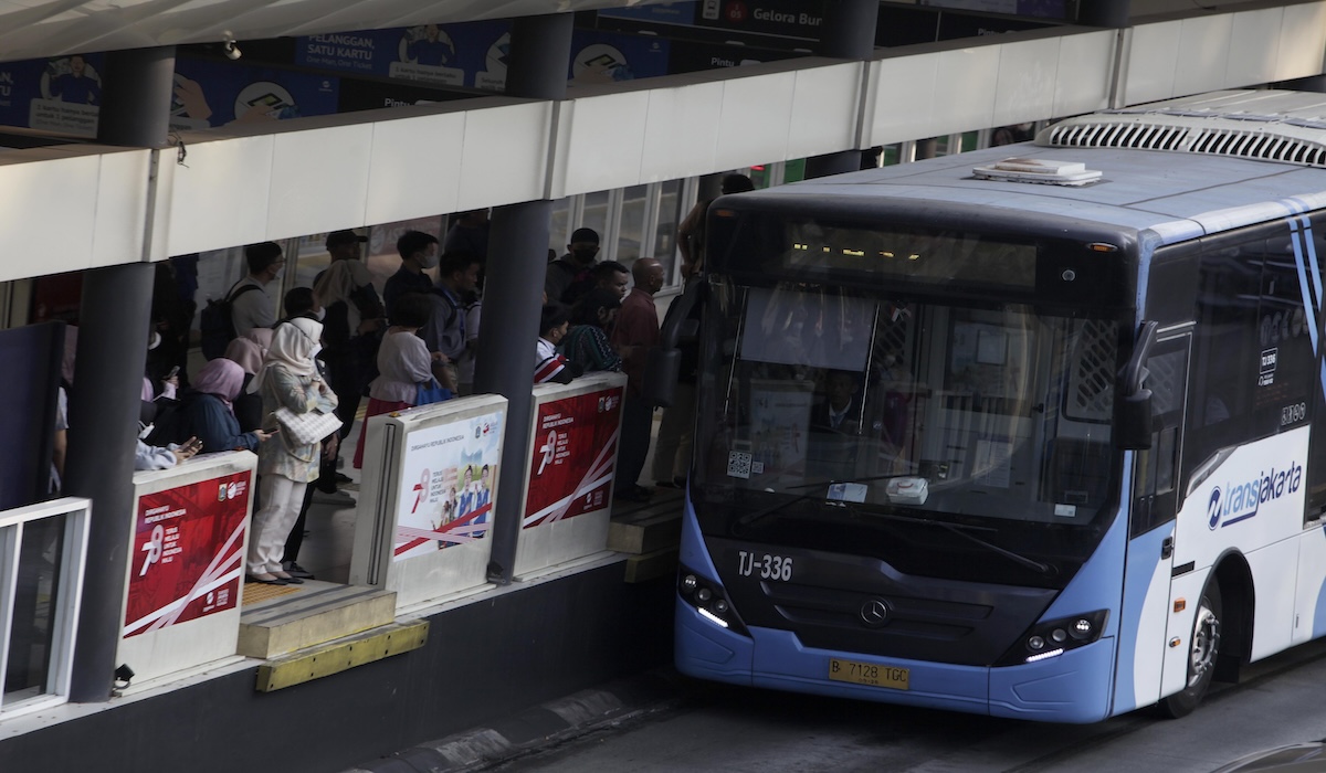 Penumpang mengantre untuk menaiki TransJakarta