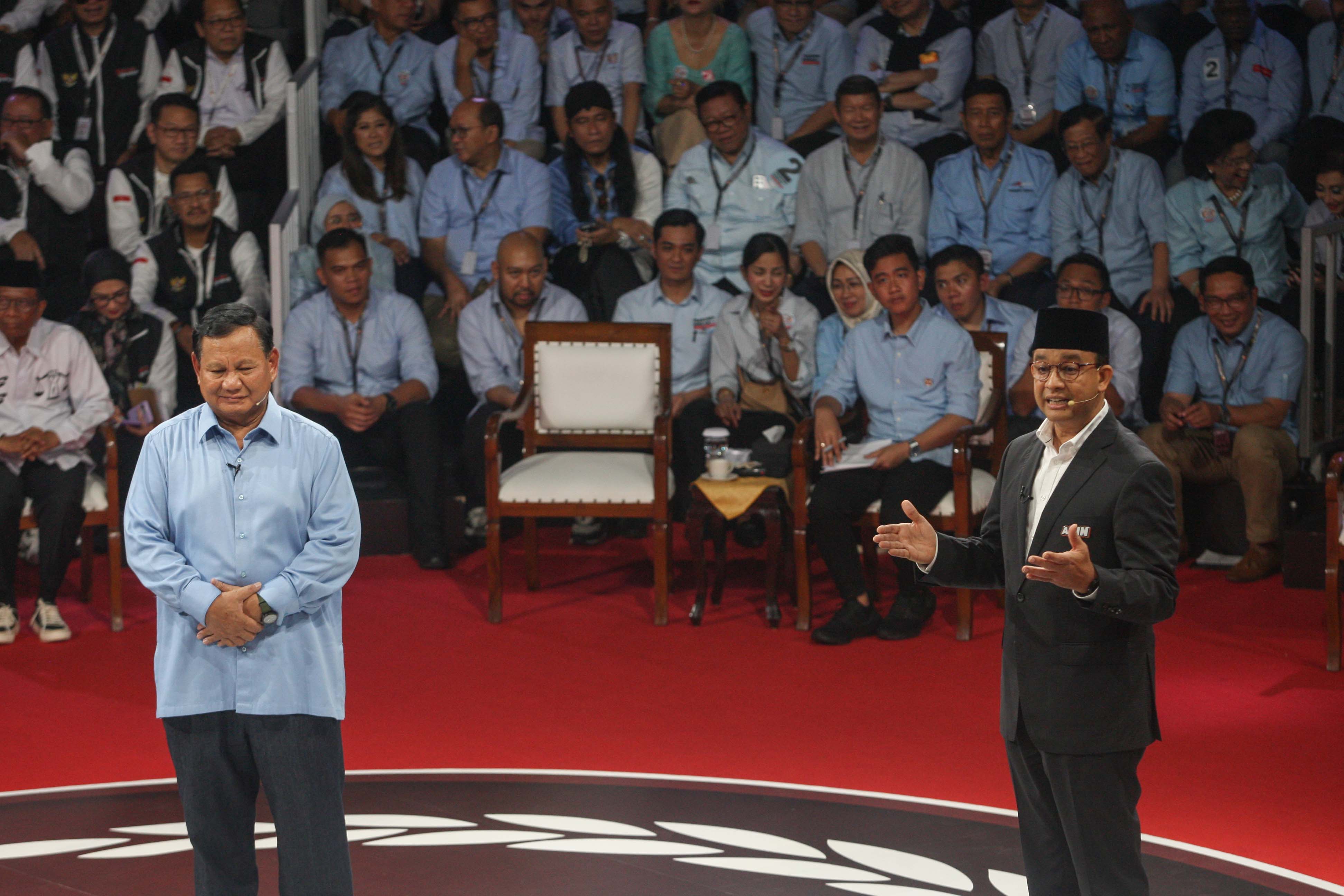 Capres nomor urut satu Anies Baswedan (kanan) dan capres nomor urut dua Prabowo Subianto beradu gagasan