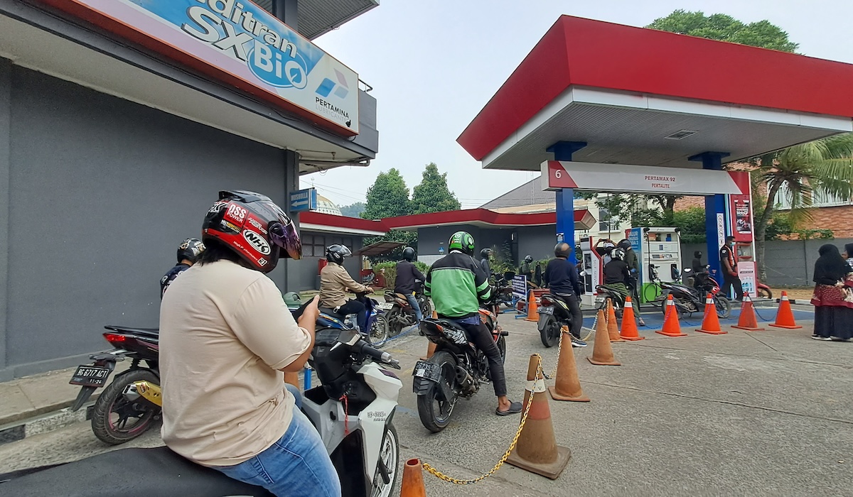 Warga mengantre mengisi BBM