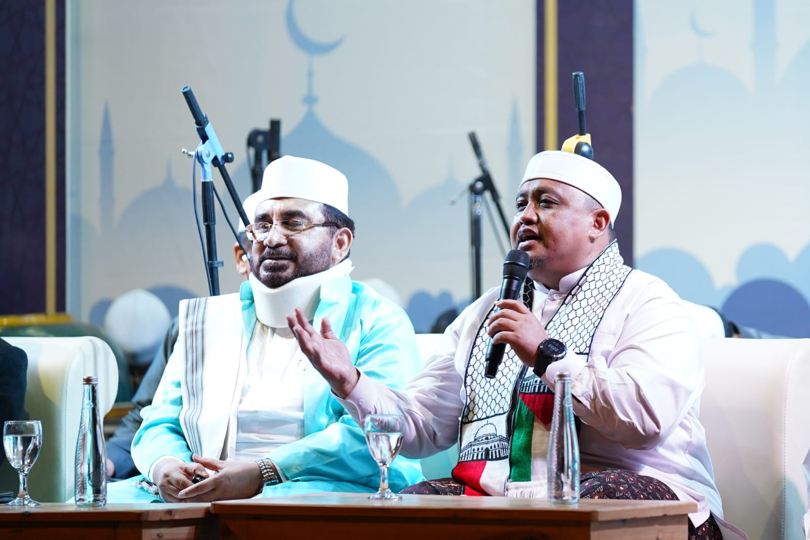 DPRD Kota Bogor menggelar acara sholawat dan dzikir bersama masyarakat di pelataran gedung DPRD Kota Bogor, Kamis malam (28/12/2023). 