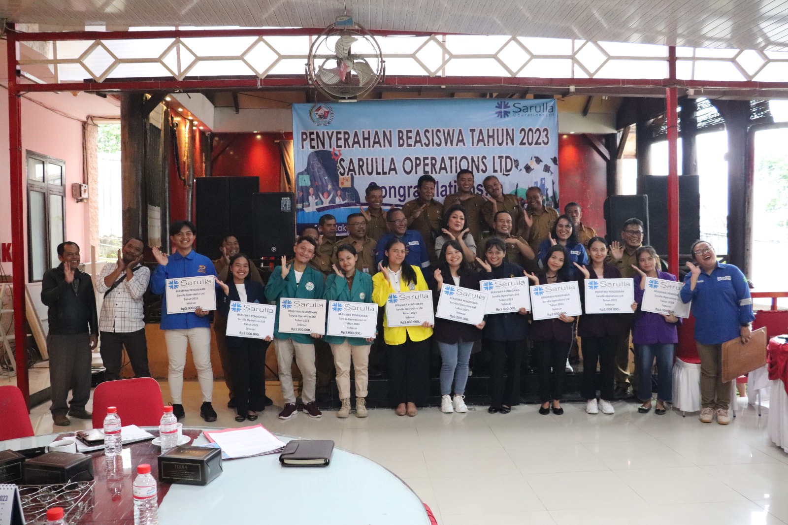 Ke-74 mahasiswa saat menerima bantuan berprestasi dari SOL. 