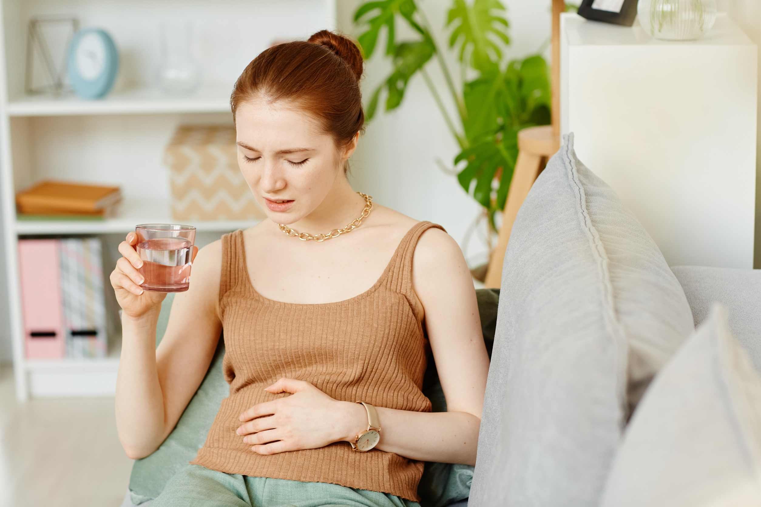 Menjaga asupan cairan dalam tubuh, terutama yang berasal dari air, bisa membantu mengurangi risiko perut kembung.