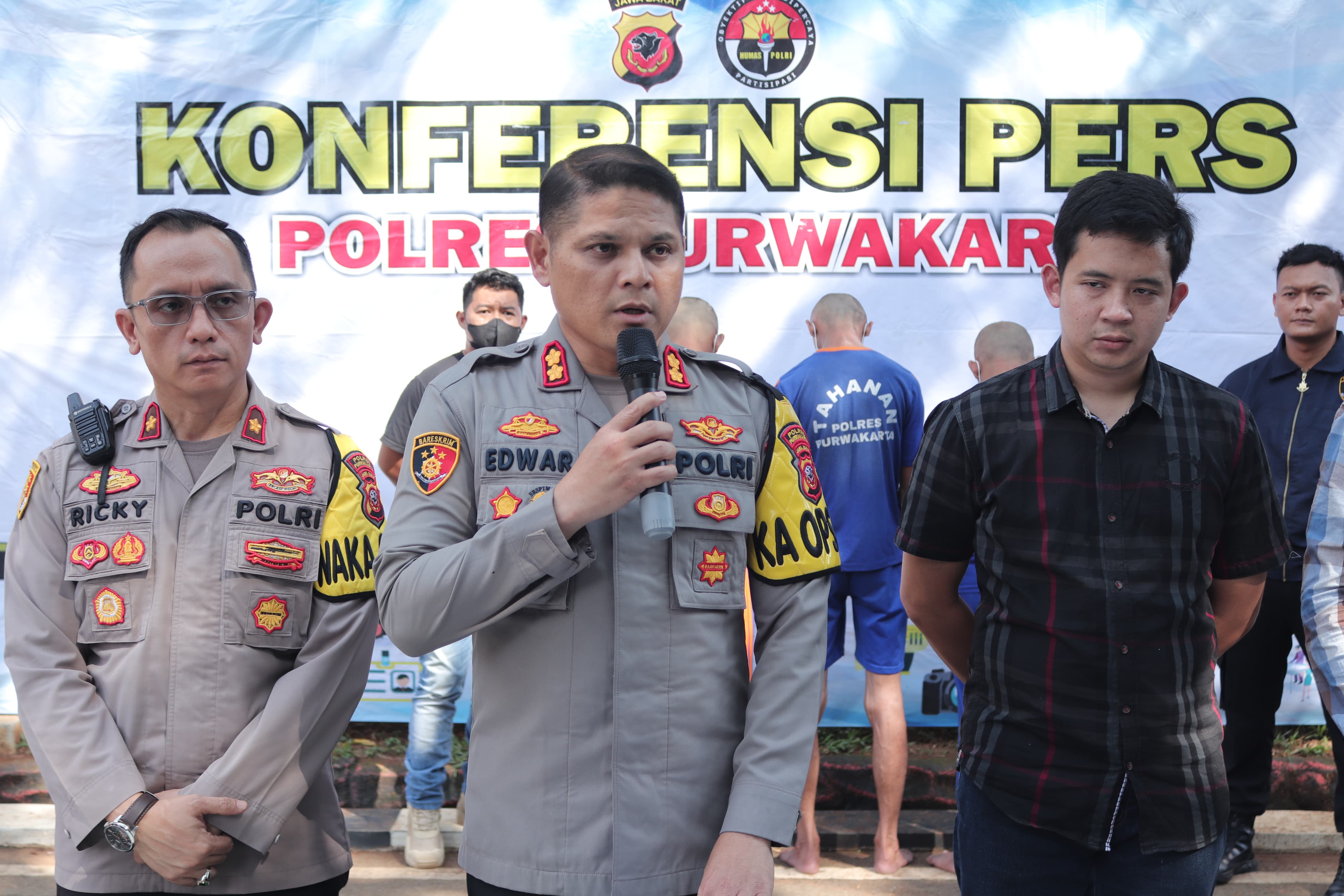Kapolres Purwakarta AKB Edwar  Zulkarnain memaparkan penangkapan terhadap 3 penagih utang