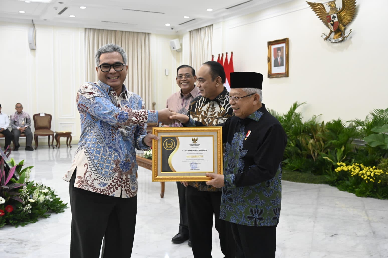  Wapres KH. Ma’ruf Aminberi penghargaan kepada Wamentan Harvick Hasnul Qolbi acara Penganugerahan Keterbukaan Informasi Badan Publik 2023.