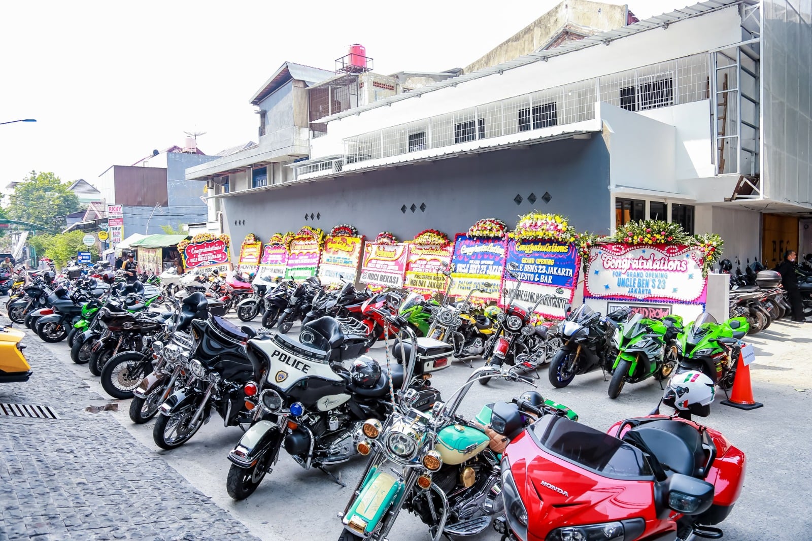 Komunitas biker dari sejumlah klub menghadiri pembukaan Uncle Ben’s 23 Resto & Bar di Kawasan Danau Sunter Utara, Jakarta Utara. 