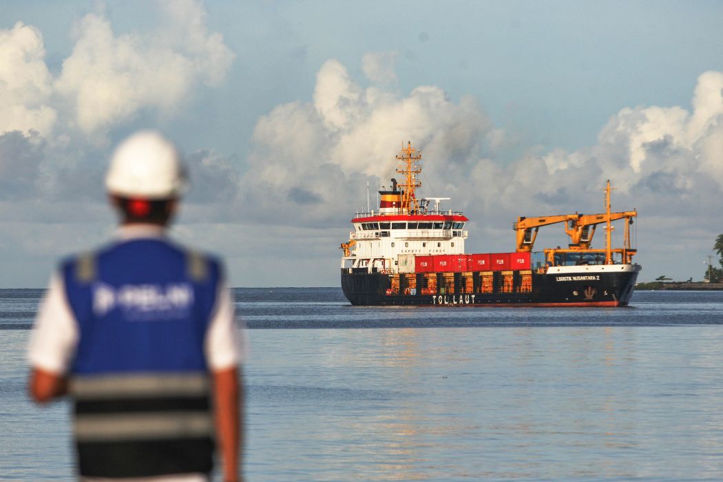 Ilustrasi: Petugas mengawasi kapal logistik yang memuat peti kemas saat tiba di Pelabuhan Tahuna, Kepulauan Sangihe, Sulawesi Utara