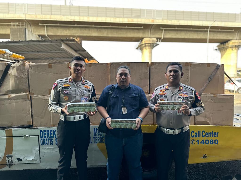 Petugas PJR Jakarta-Cikampek menggagalkan pengiriman rokok ilegal atau tanpa cukai di Km 61.200 B Jakarta-Cikampek .