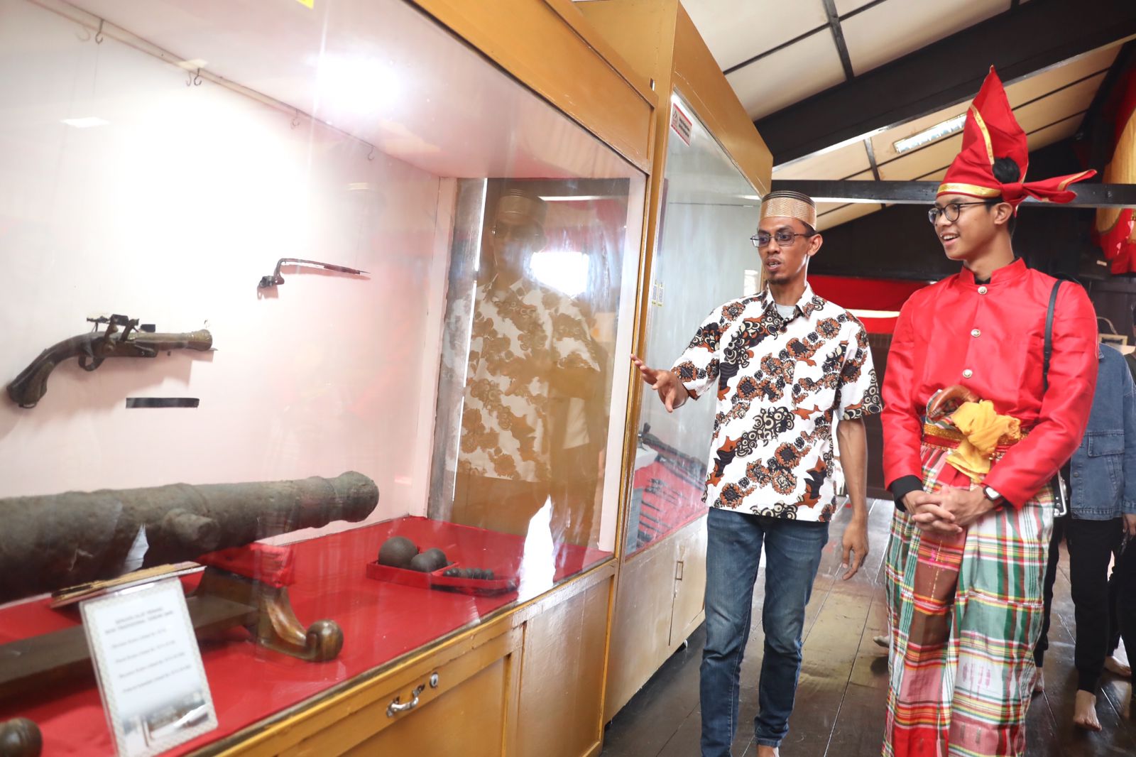 Kunjungan Alam Ganjar ke Museum Balla Lompoa.