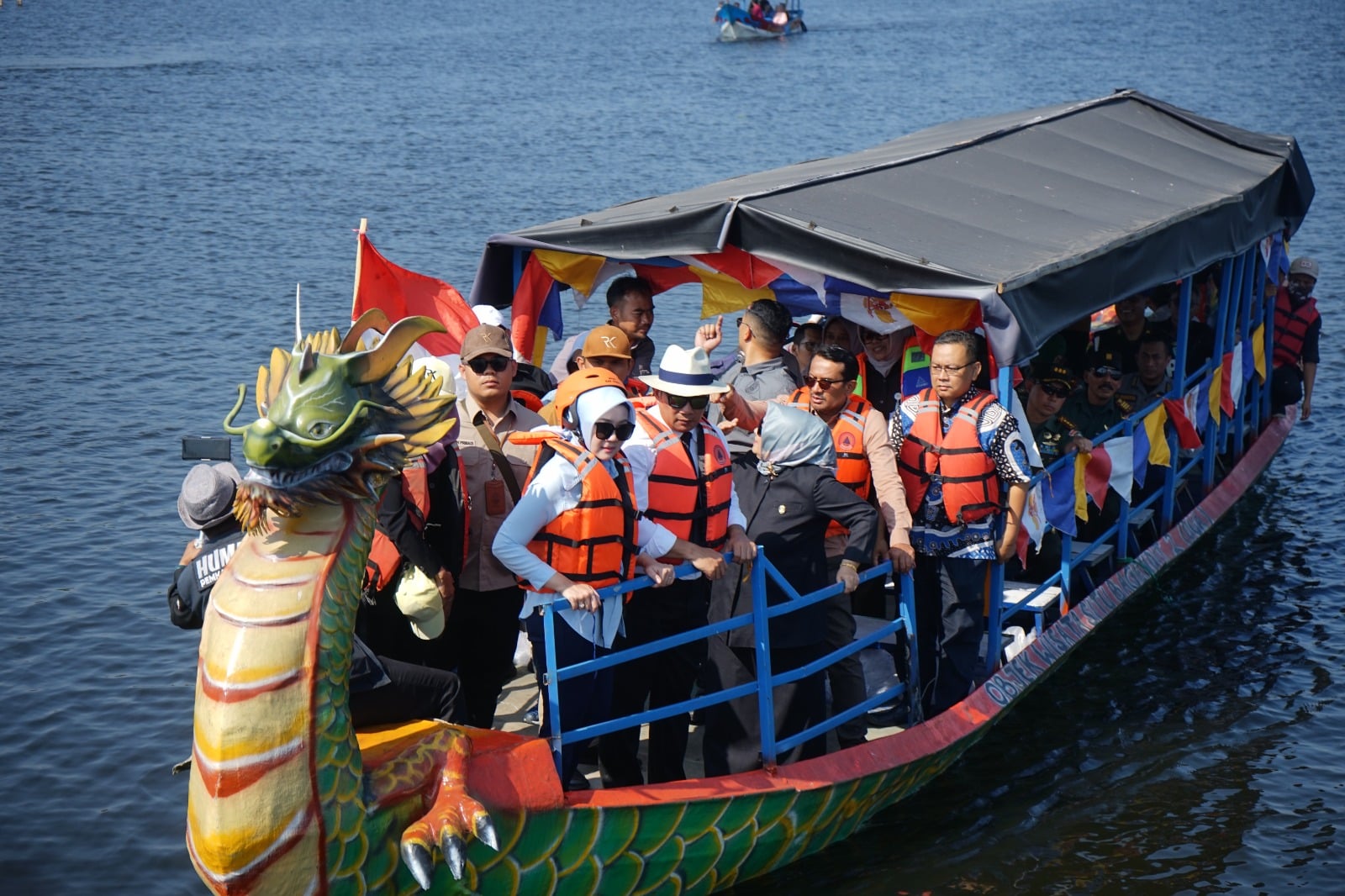 Sejumlah wisatawan mengunjungi Situ Bagendit di Garut
