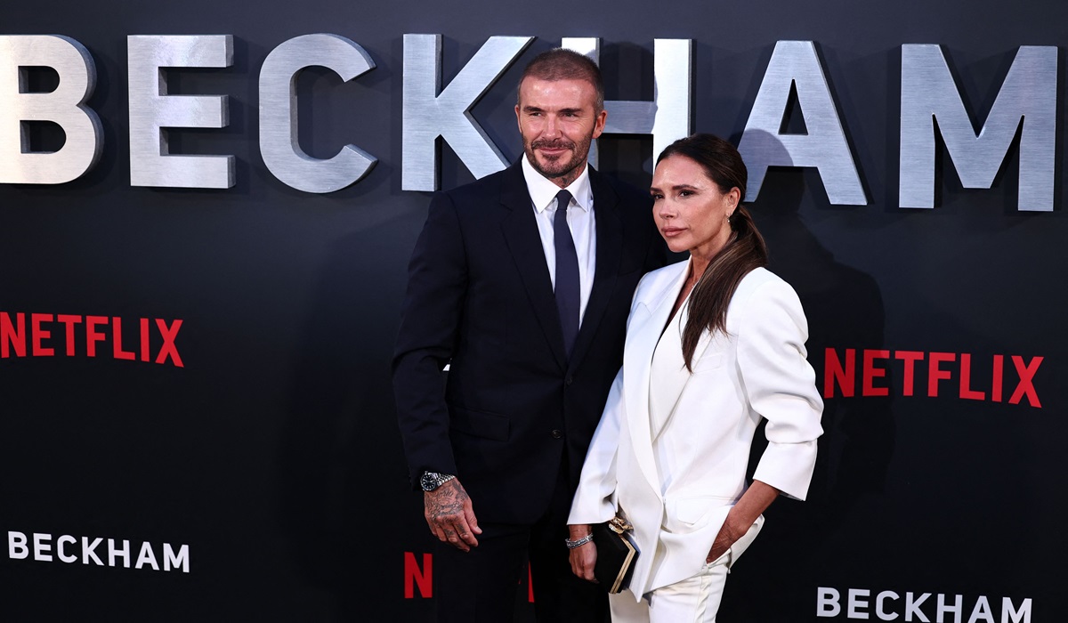 Selebritas Victoria Beckham (kanan) bersama suaminya David Beckham