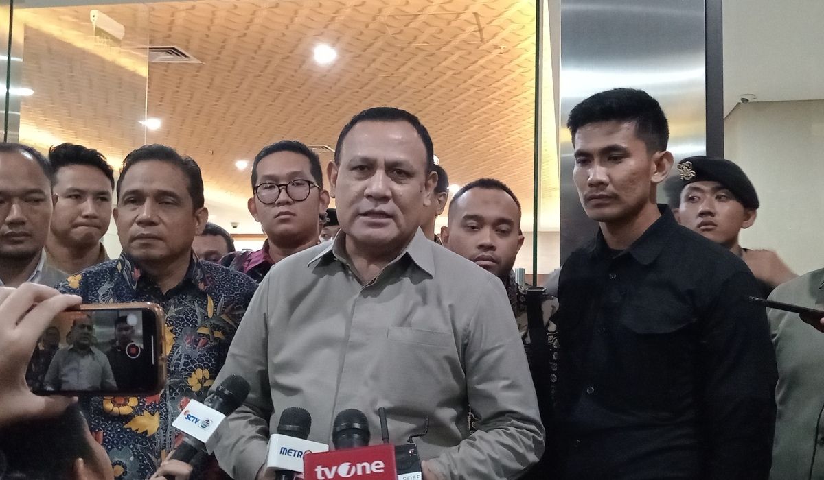 Ketua KPK Nonaktif Firli Bahuri usai diperiksa di Bareskrim Polri, Jumat 1 Desember 2023.
