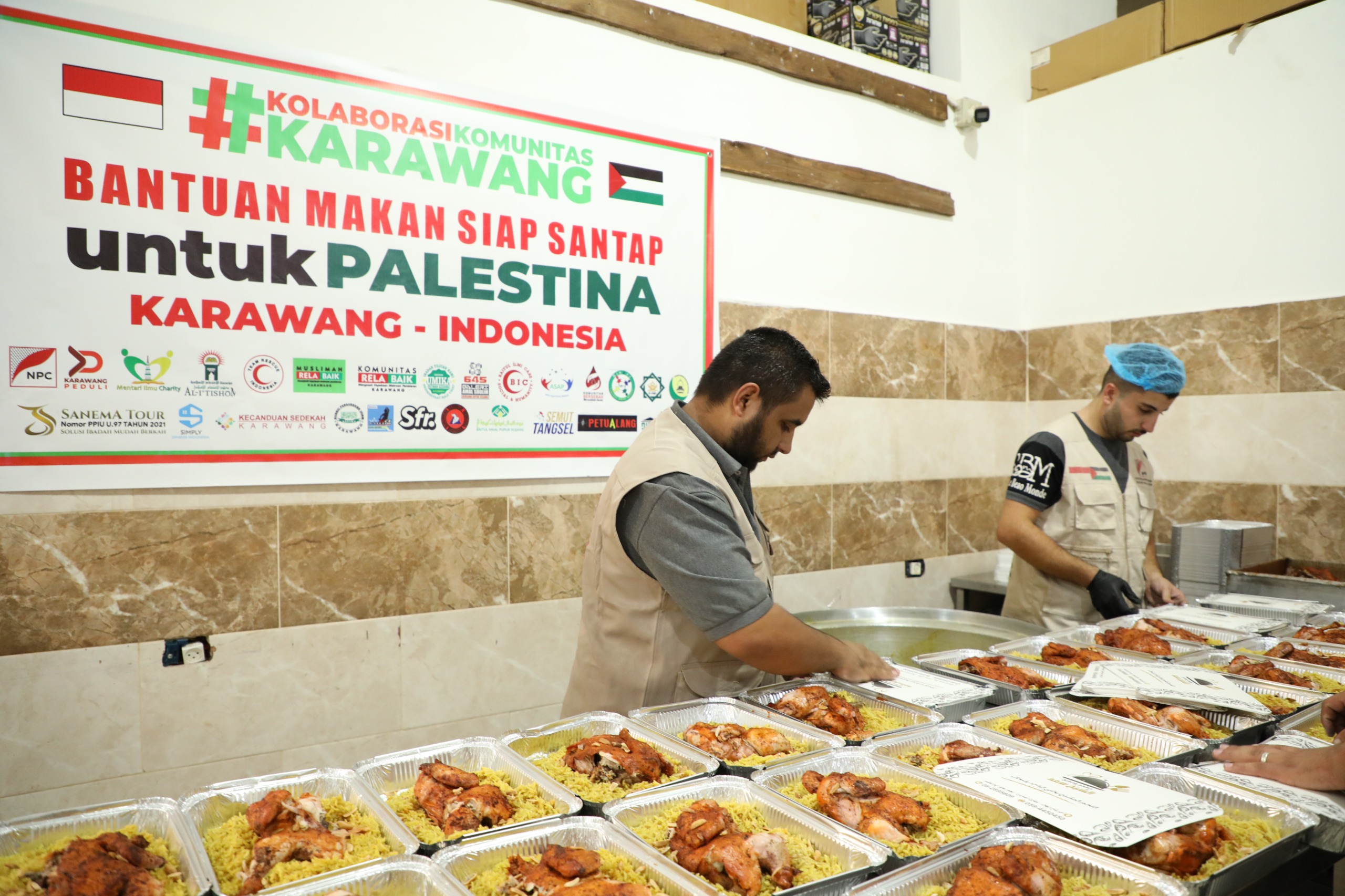 Pupuk Kujang menyiapkan bantuan makanan untuk warga Palestina