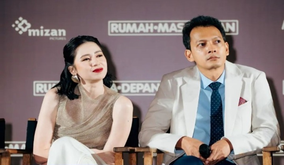 Bintang film Rumah Masa Depan, Laura Basuki (kiri) dan Fedi Nuril