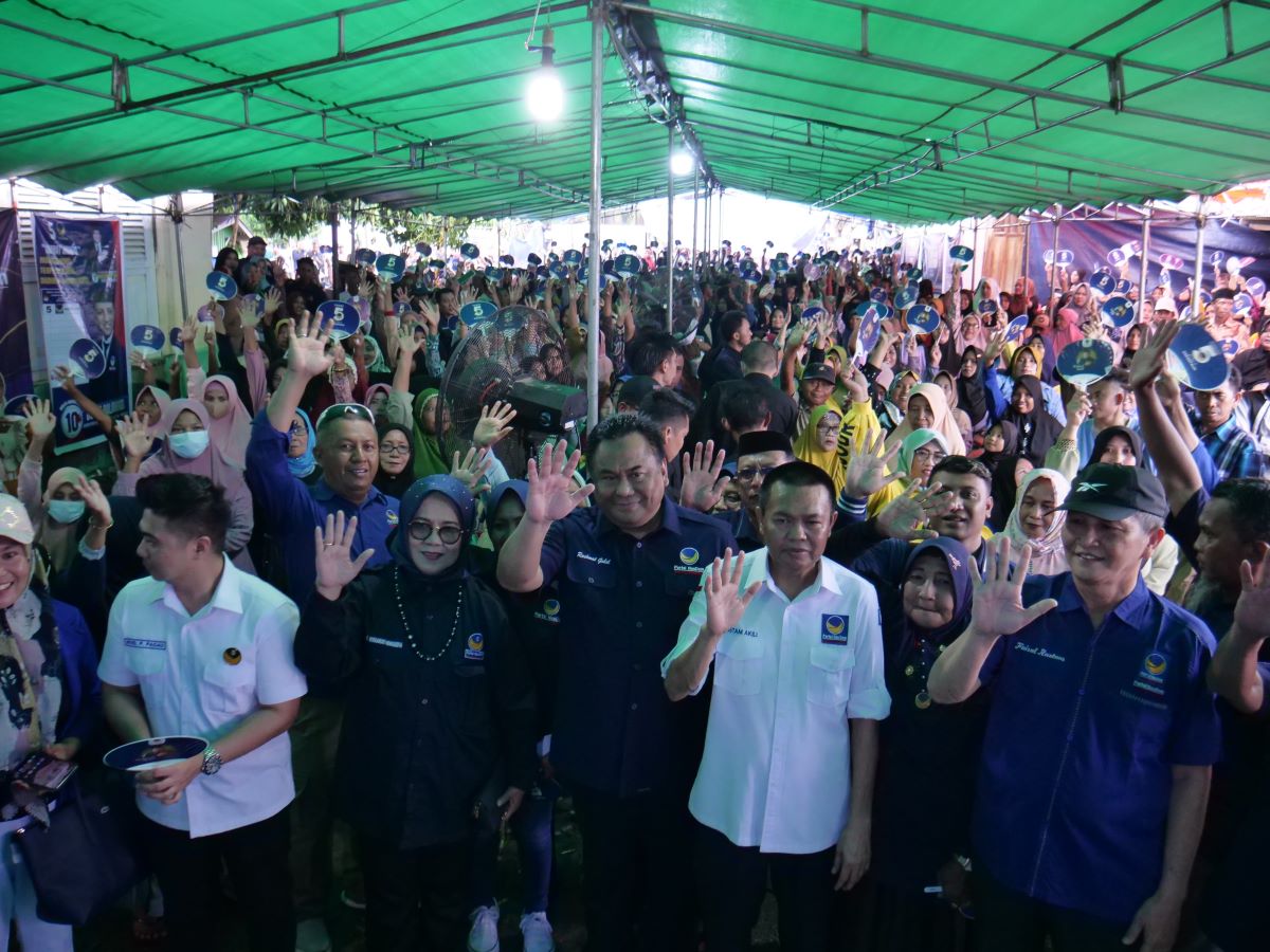 Antusiasme warga mendengarkan kampanye Rachmat Gobel membludak meski di tengah guyuran hujan deras.