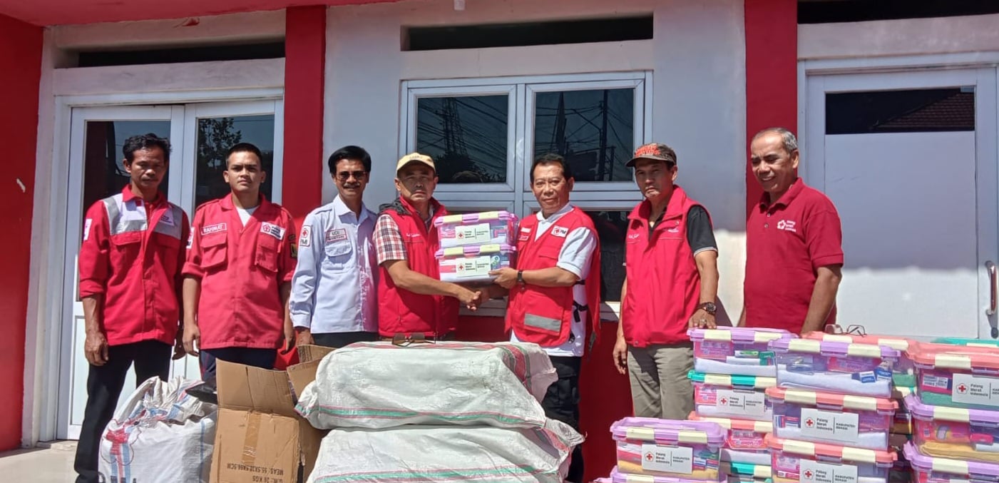 PMI Kabupaten Bekasi menyerahkan bantuan untuk korban gempa Sukabumi