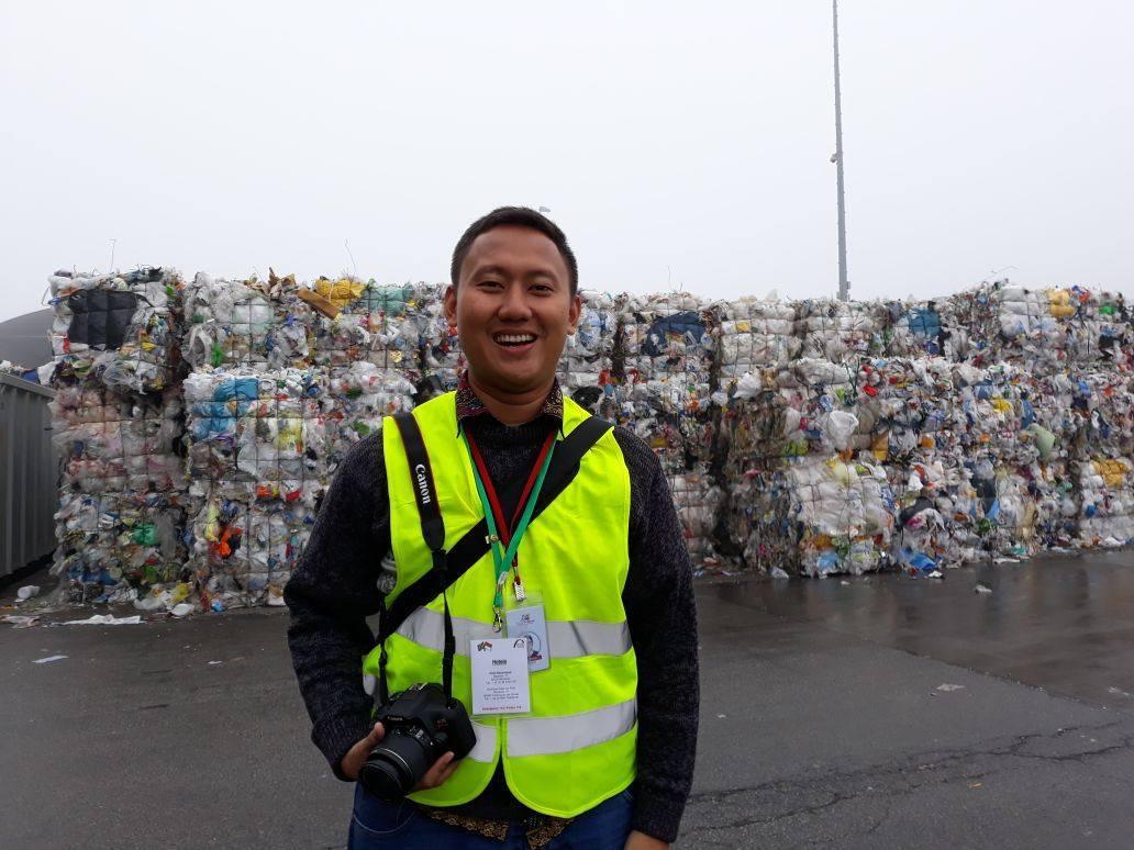 Mahasiswa Ilmu Komunikasi Universitas Terbuka (UT) Jakarta  Imam Pesuwaryantoro berpose dengan latar tumpukan sampah.