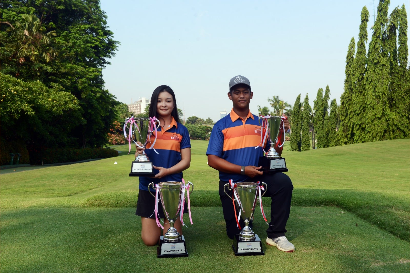 Pegolf  putra dan putri Indonesia, Rayhan Abdul Latief (kanan) dan Elaine Widjaja tampil sebagai juara turnamen golf junior.
