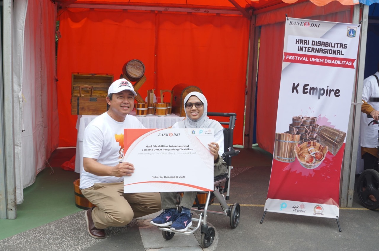 Bank DKI memberikan bantuan berupa alat bantu bagi penyandang disabilitas.