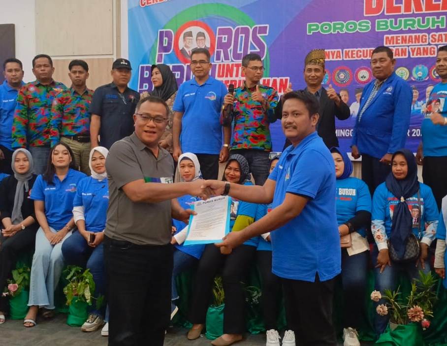 Poros Buruh di wilayah Provinsi Riau melakukan deklarasi untuk kemenangan AMIN di Kota Pekanbaru, Riau.