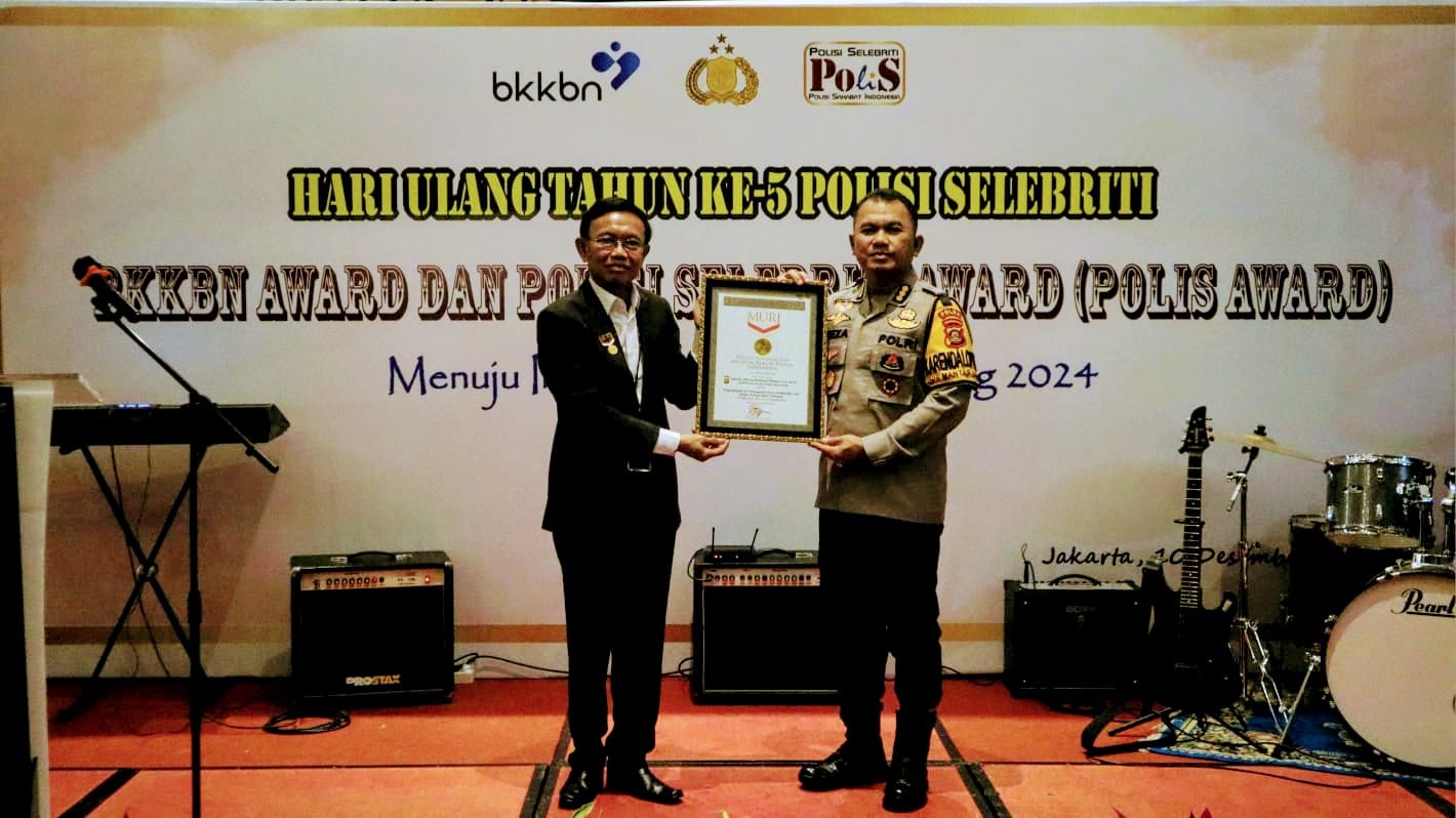 Pemberian anugerah Rekor MURI kepada Kapolda Sumsel Irjen A Rachmad Wibowo, yang diwakili Karo Ops Polda Sumsel Reeza Herasbudi. 