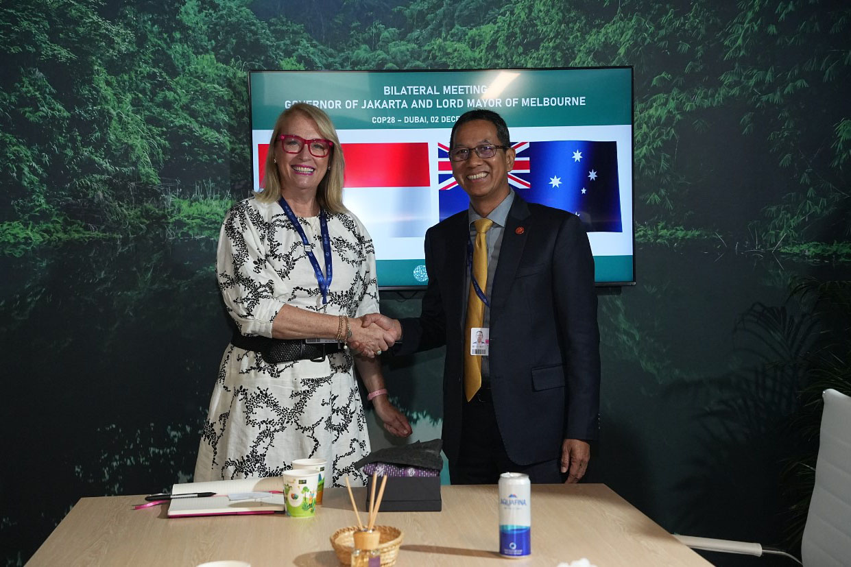 Pj Gubernur DKI Jakarta Heru Budi Hartono (kanan) dan Wali Kota Melbourne Sally Capp.