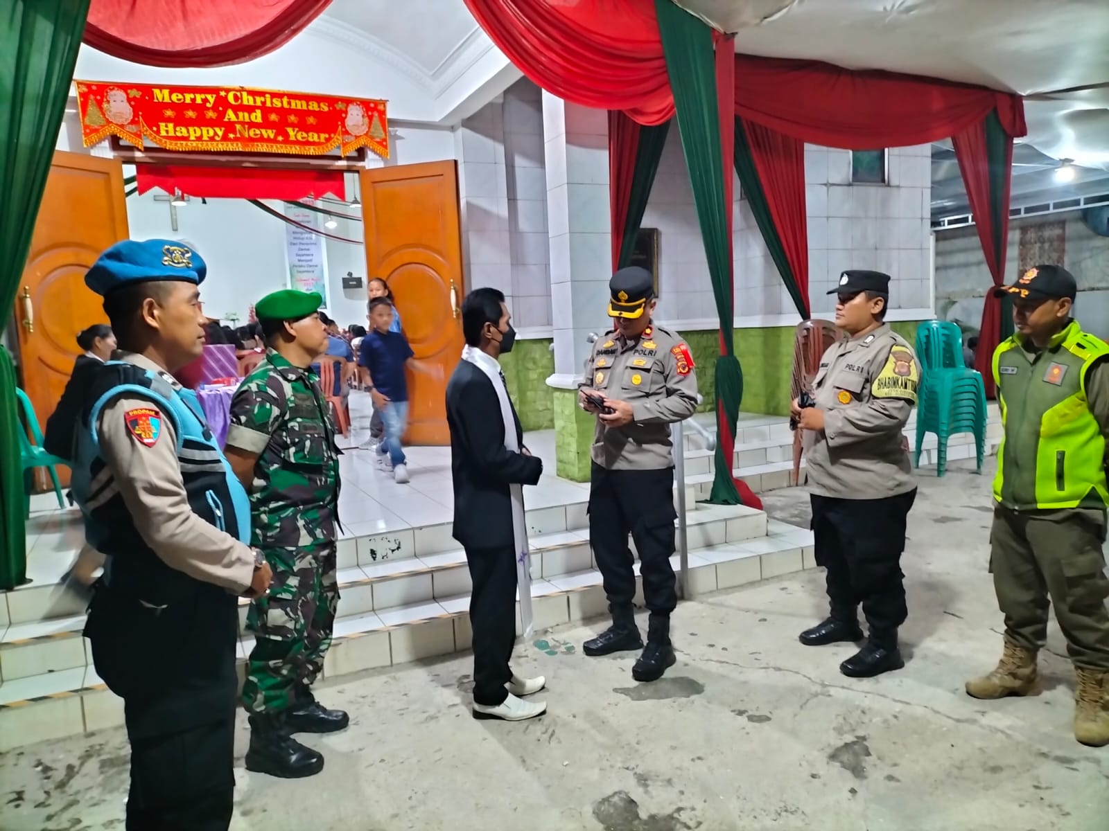 Kapolres Purwakarta AKB Edwar Zulkarnain mengunjungi salah satu gereja