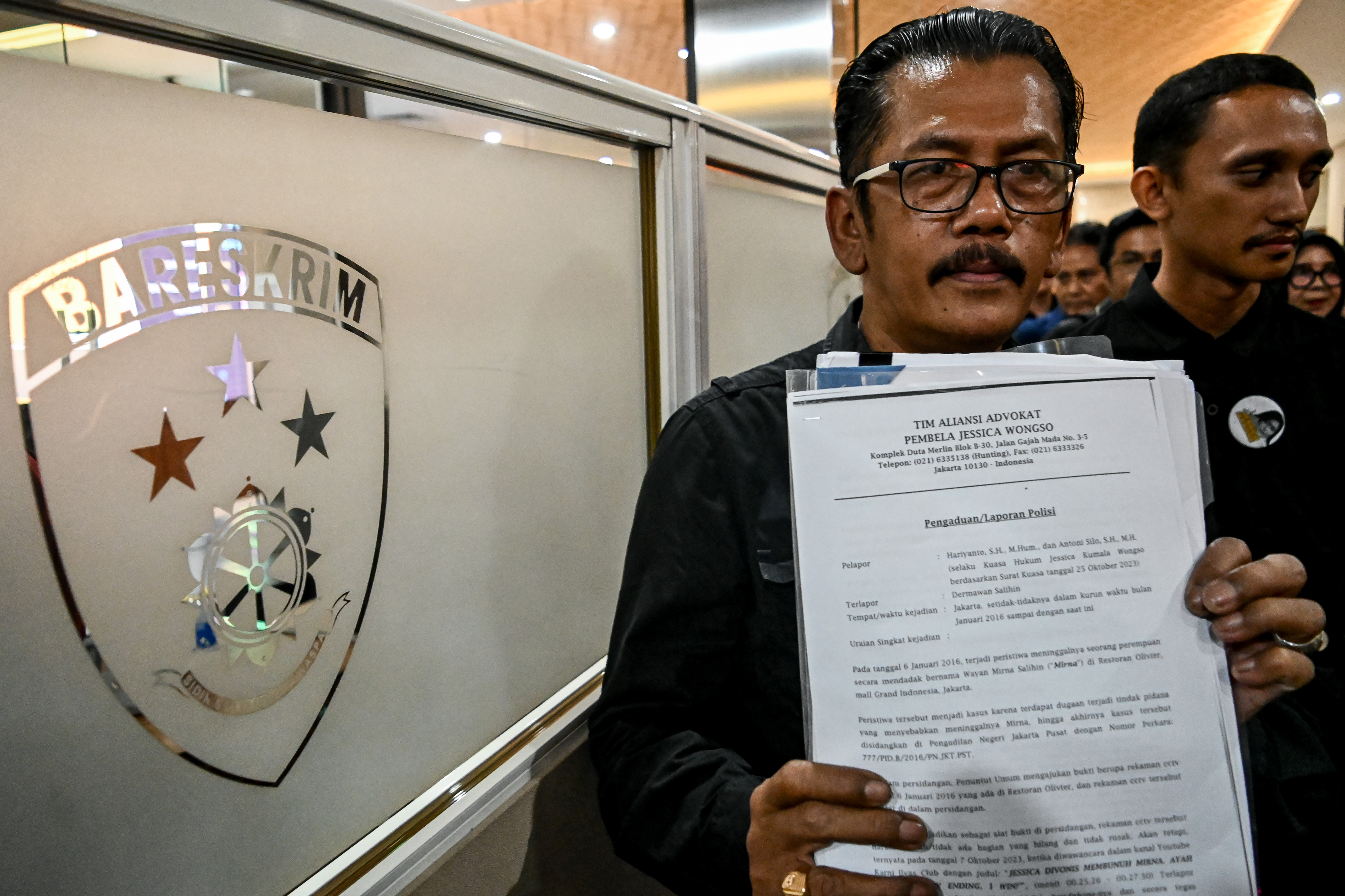 Kuasa hukum Antoni Silo (kiri) menunjukkan berkas laporan kepada wartawan di Bareskrim Mabes Polri, Jakarta