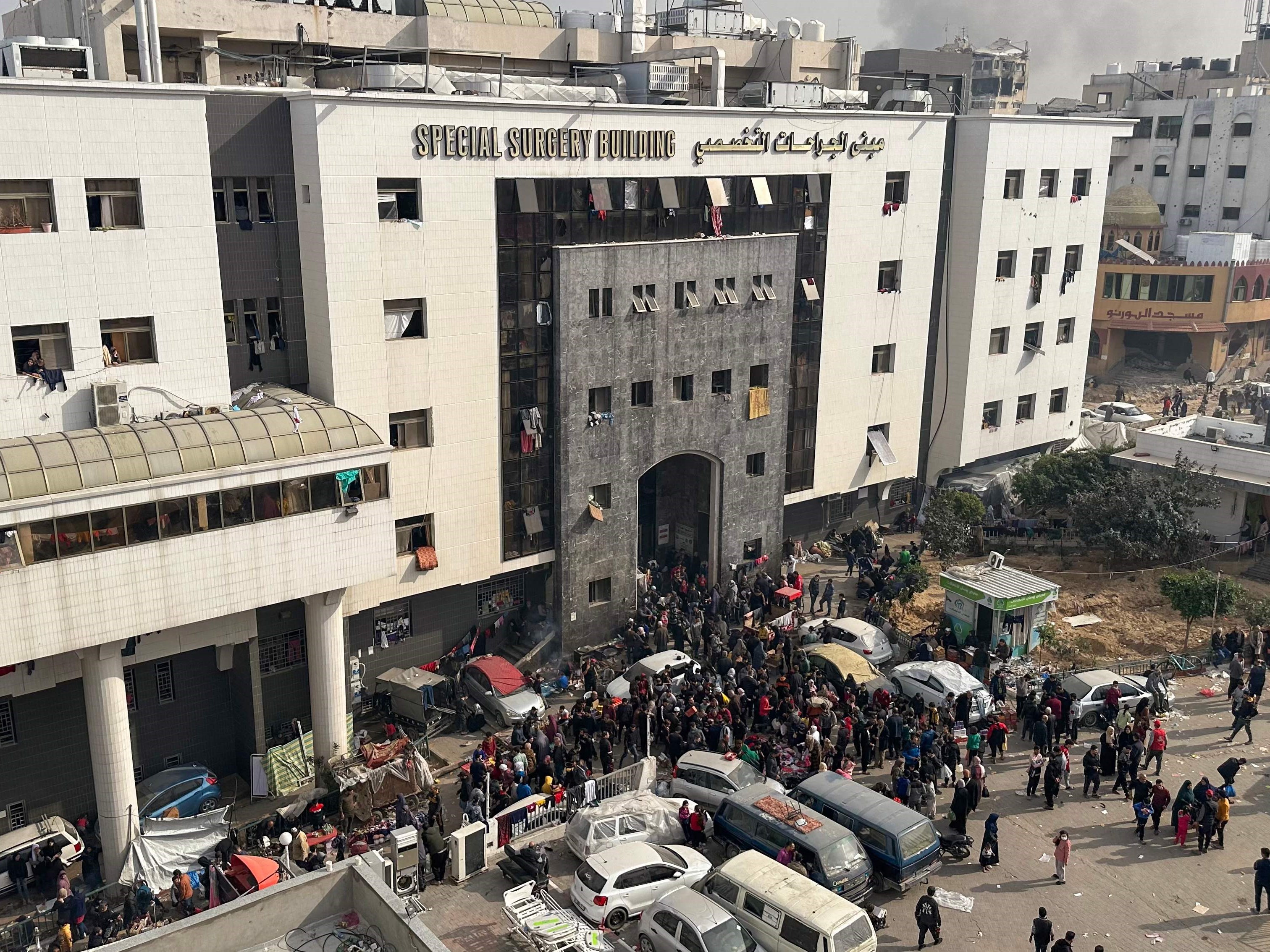Pengungsi Palestina berkumpul di halaman rumah sakit Al-Shifa Gaza pada 10 Desember 2023.