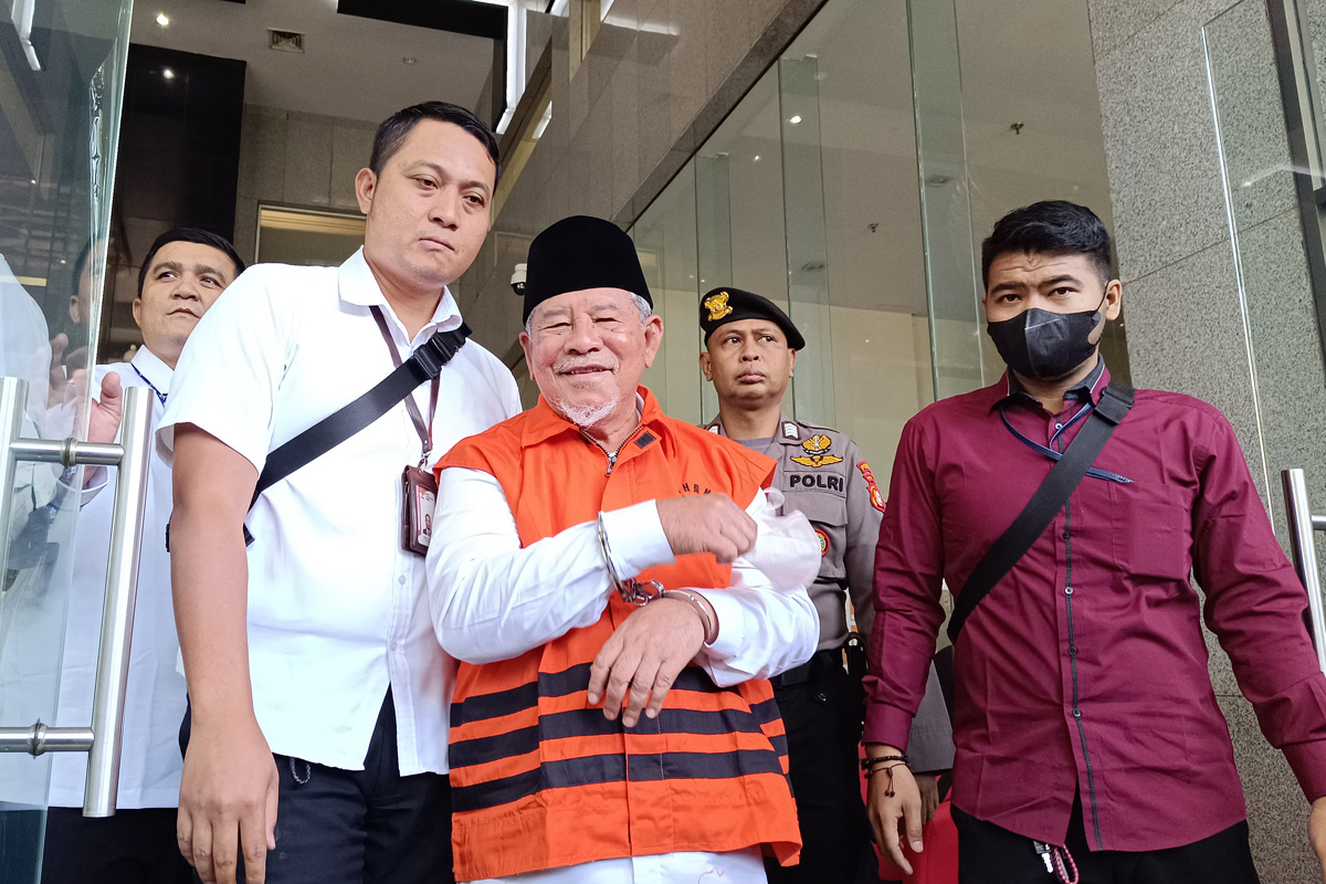 Alexander Marwata mengatakan saksi kasus dugaan suap Gubernur Maluku Utara jatuh terpeleset saat OTT.