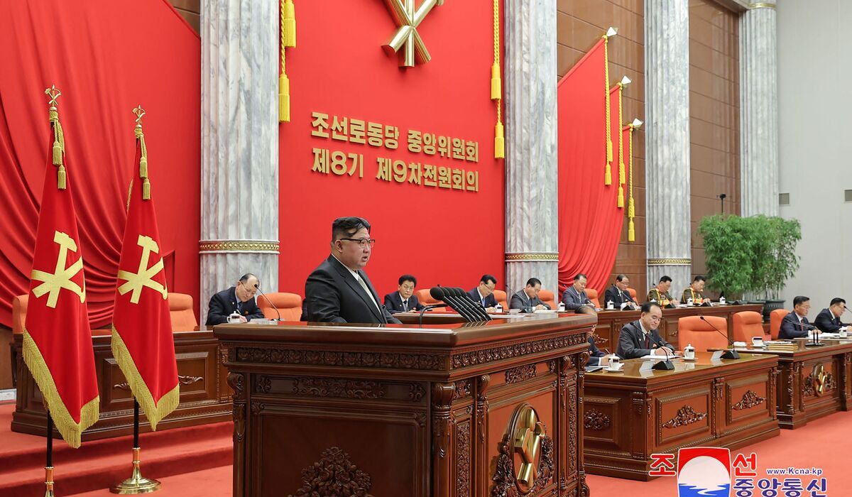 Pemimpin Korea Utara, Kim Jong Un, dalam pertemuan akhir tahun dengan partai politik dan angkatan bersenjata di Pyongyang, 31 Desember 2023.