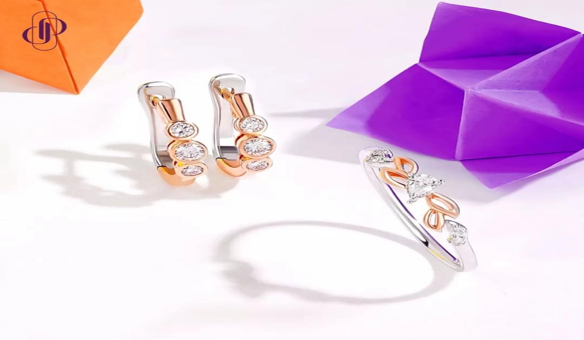 Sejumlah koleksi perhiasan berlian Diamond Pavilion