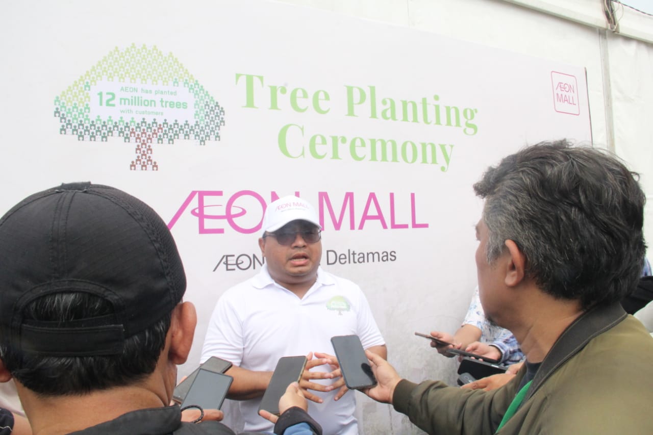Sri Prayogi selaku General Manager AEON Mall Deltamas saat diwawancarai wartawan.