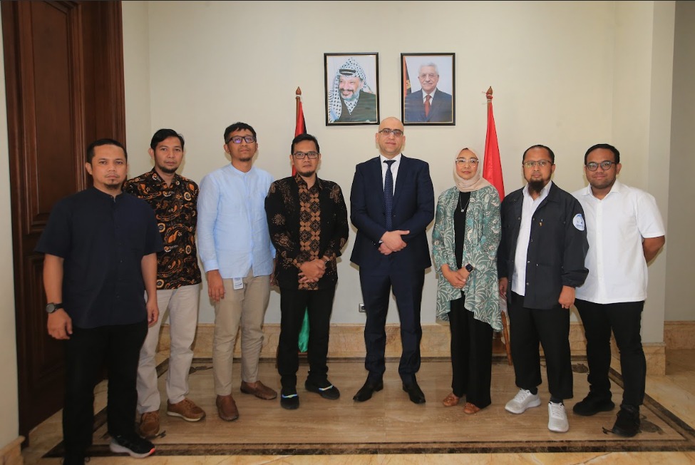 Danone Indonesia bersama dengan KARISMA menyalurkan bantuan uang Rp 630 juta untuk Palestina melalui Kedubes Palestina di Jakarta.