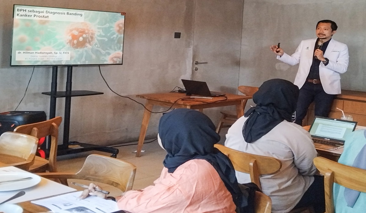 Dokter Spesialis Urologi Hilman Hadiansyah dalam Media Briefing yang diselenggarakan RS Pondok Indah, di Sentosa Senayan. Selasa (19/12).