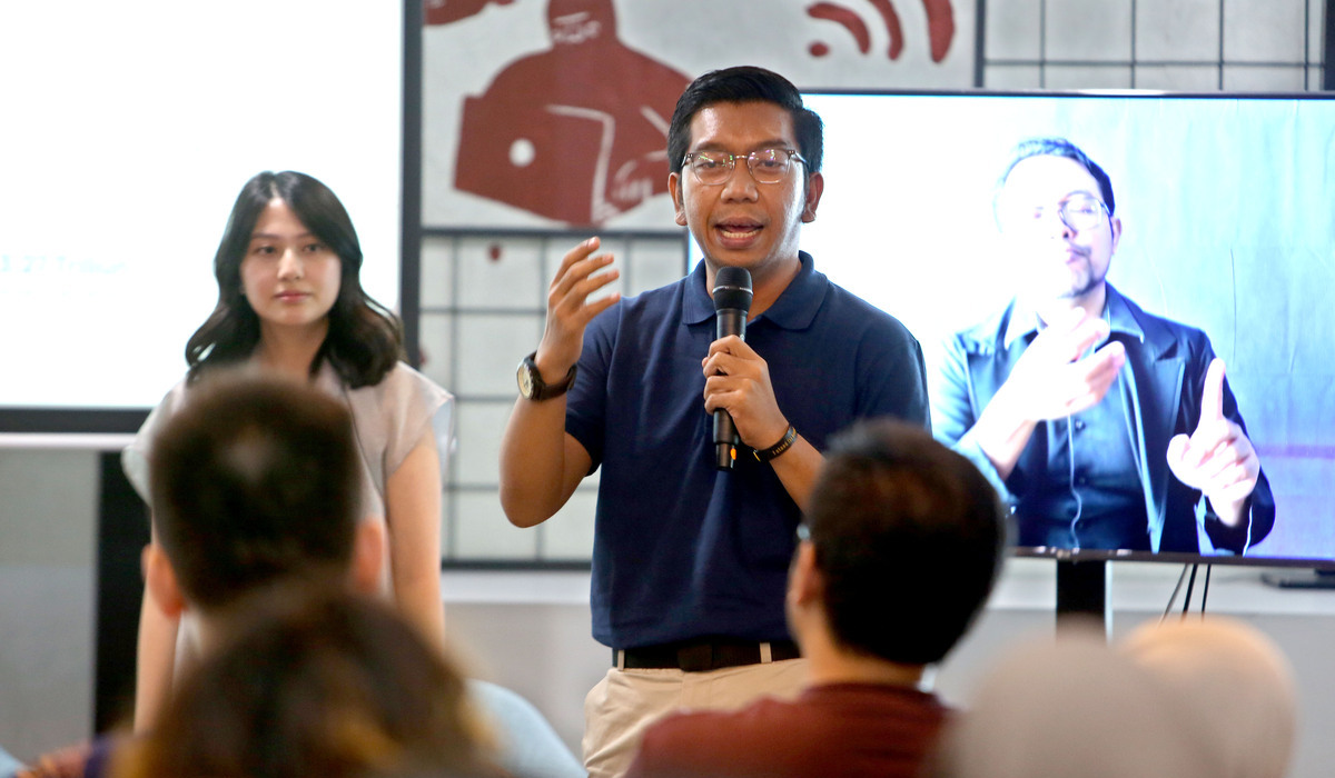 Peneliti Indonesia Corruption Watch, Kurnia Ramadhana (kanan).