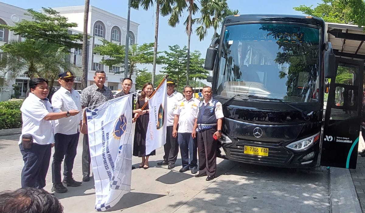 Flag Off Ceremony Shuttle Bus LRT City Bekasi ke Kota Jababeka, di kawasan Hollywood Junction, Kota Jababeka, Cikarang, Rabu (15/12).