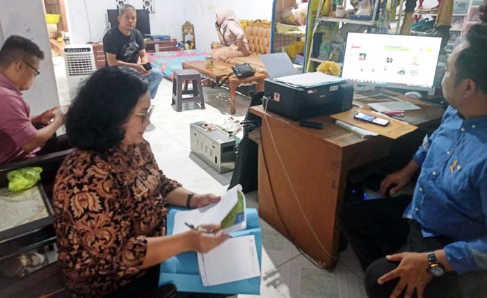 Penyuluh Pusat dari NPIU SIMURP, Susi Deliana (kiri) melakukan verifikasi on the spot ke kantor KEP Sukses Bersama di Pinrang, Sulsel.