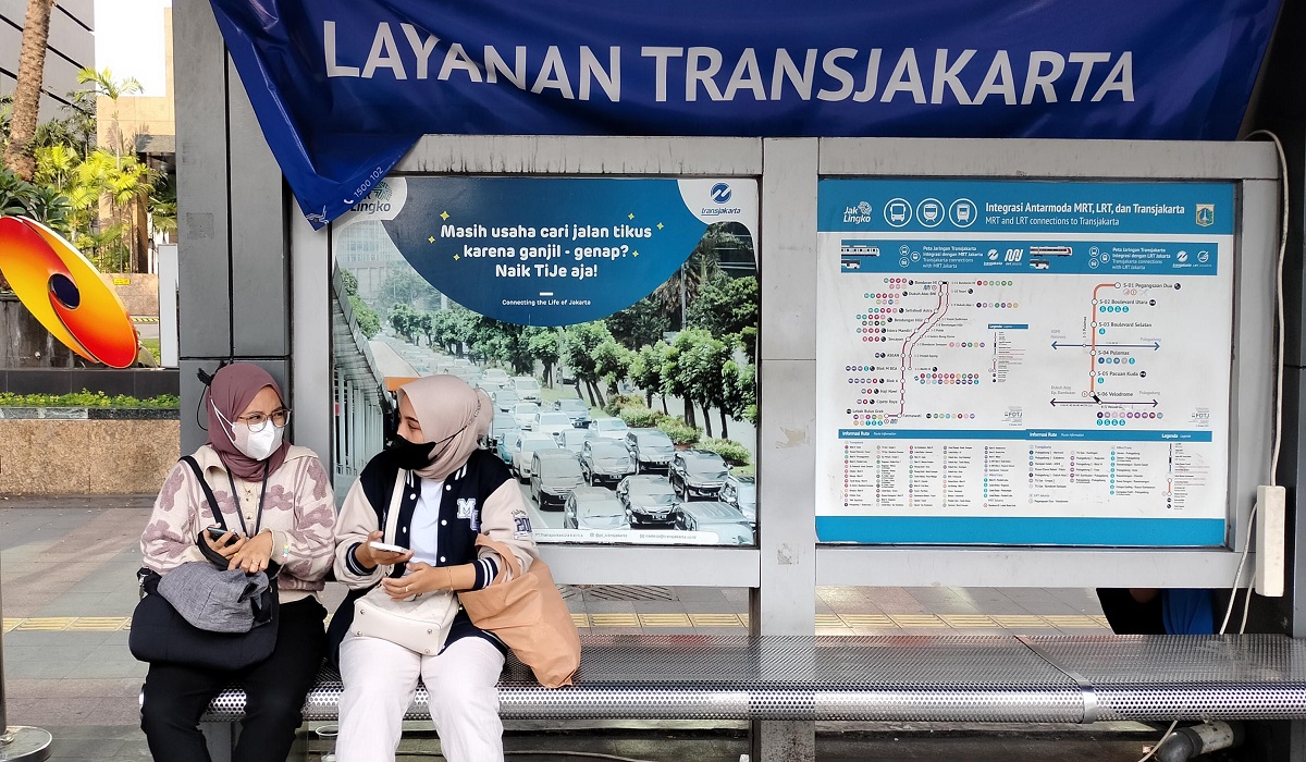 Warga menggunakan masker sebagai bagian dari protokol kesehatan