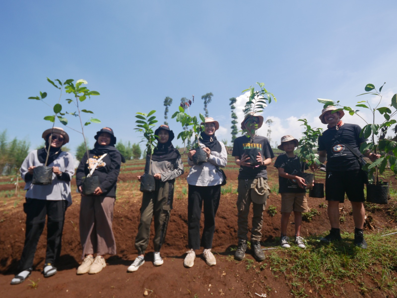 Yayasan Odesa Indonesia membagikan bibit pohon buah di Cimenyan, Kabupaten Bandung