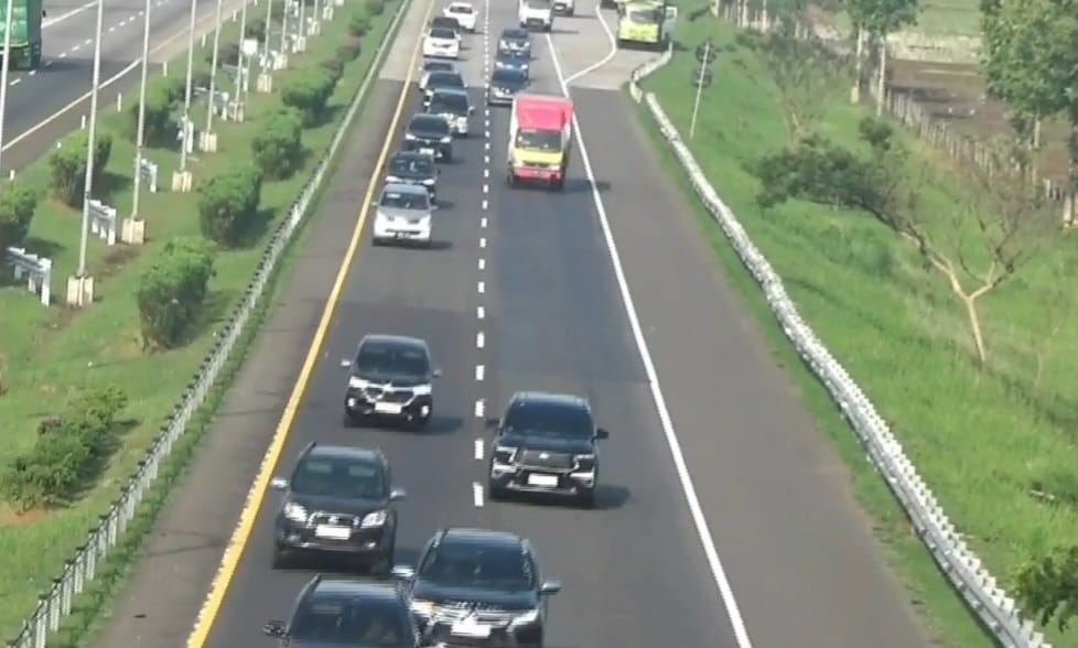 Sejumlah kendaraan melaju di Tol Cipali