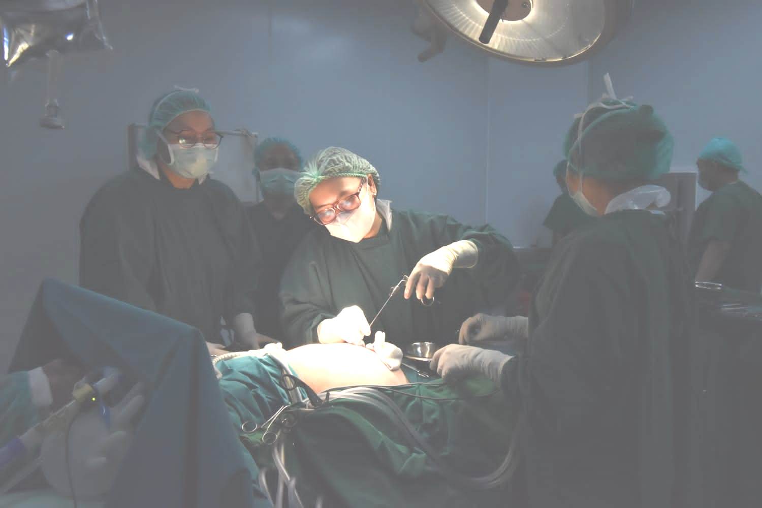 Para dokter di Rumah Sakit Royal Progress, sedang menangani pasien hernia.