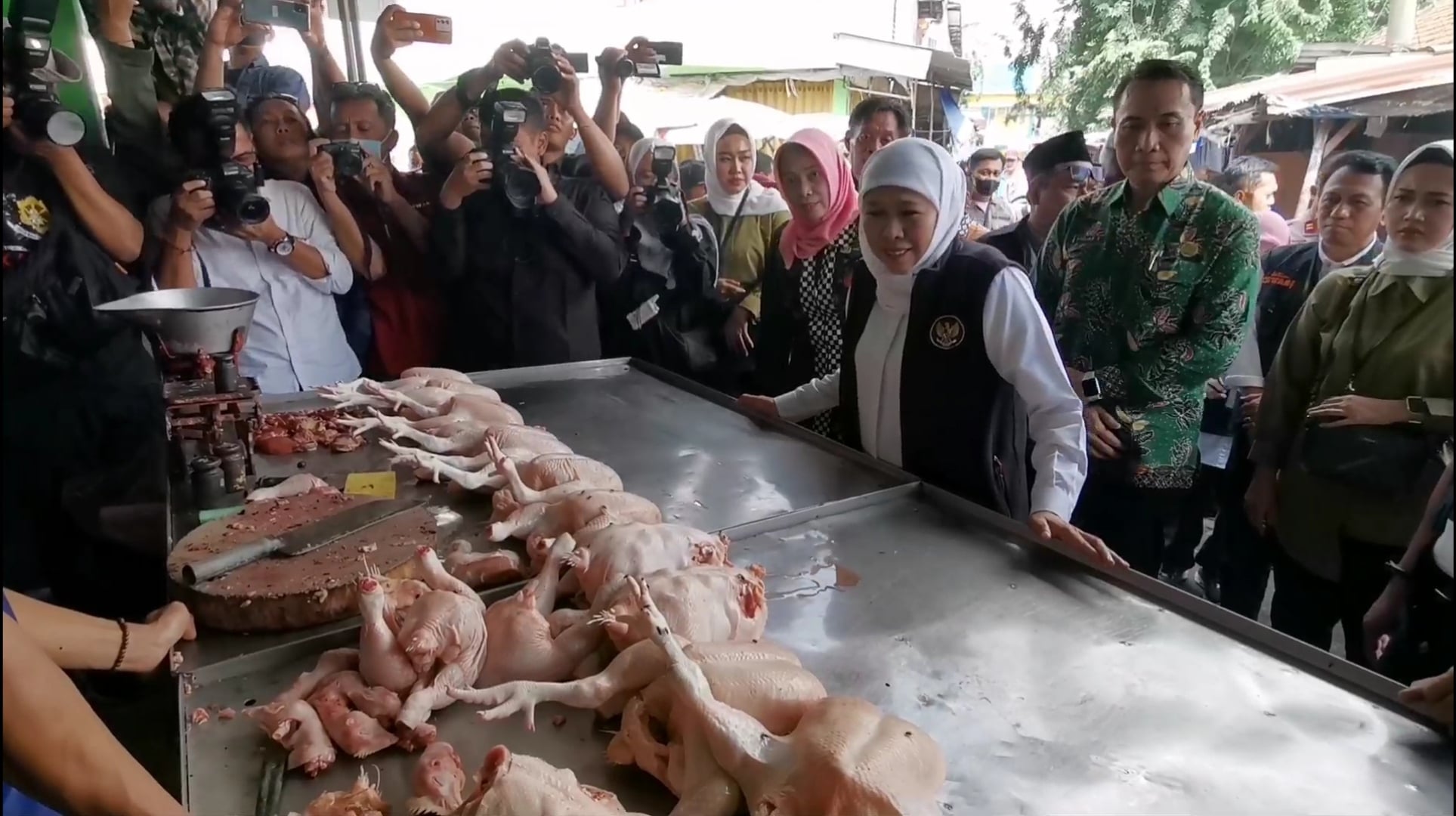  Gubernur Jawa Timur Khofifah Indar Parawansa melakukan sidak di Pasar Tradisional Krian Kabupaten Sidoarjo, Jumat (29/12).