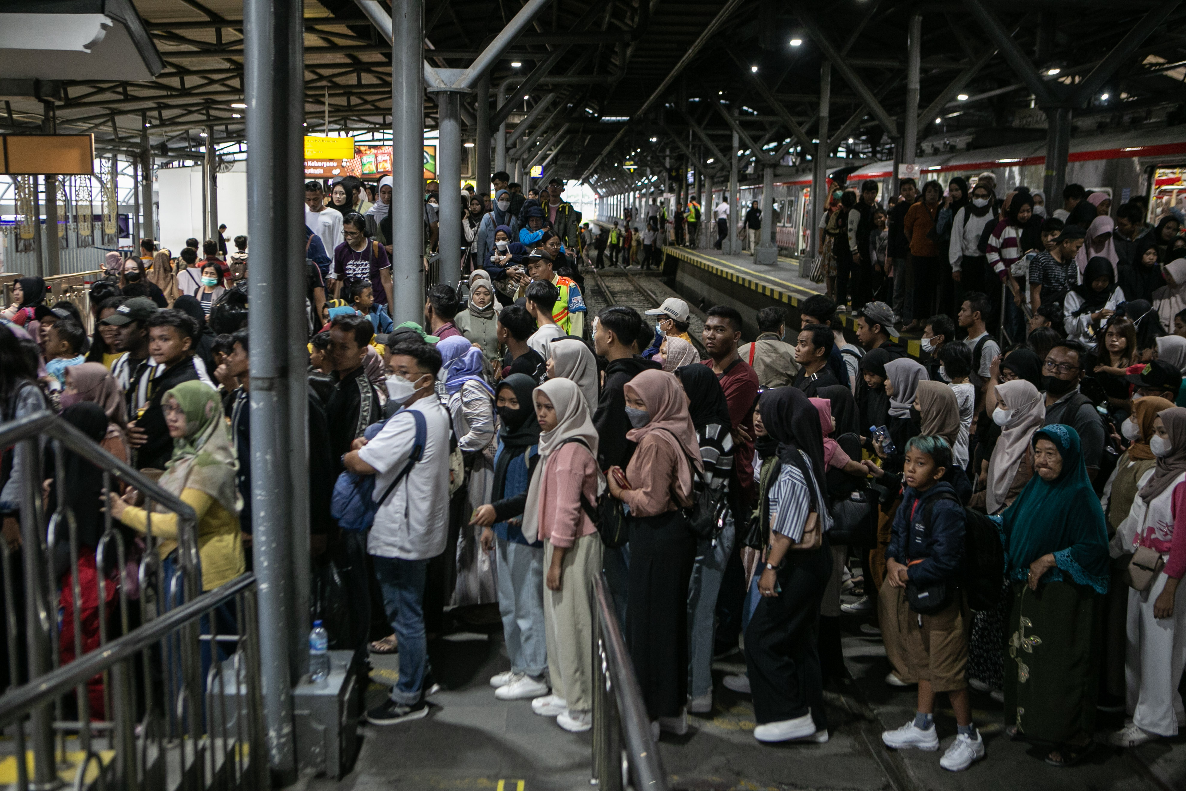  Penumpang berjalan di peron usai keluar dari kereta api di Stasiun Yogyakarta, DI Yogyakarta, Kamis (28/12/2023).
