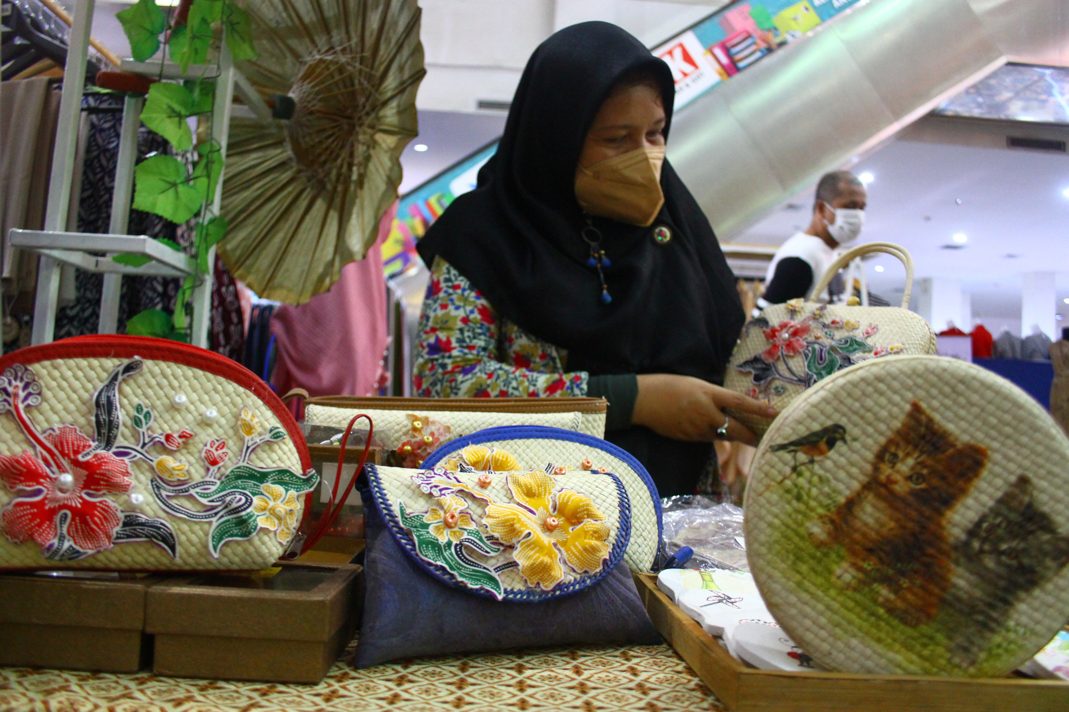 Pengunjung melihat produk asesoris bersertifikasi halal dari UMKM yang dipajang dalam pameran Malang Islamic Movement.