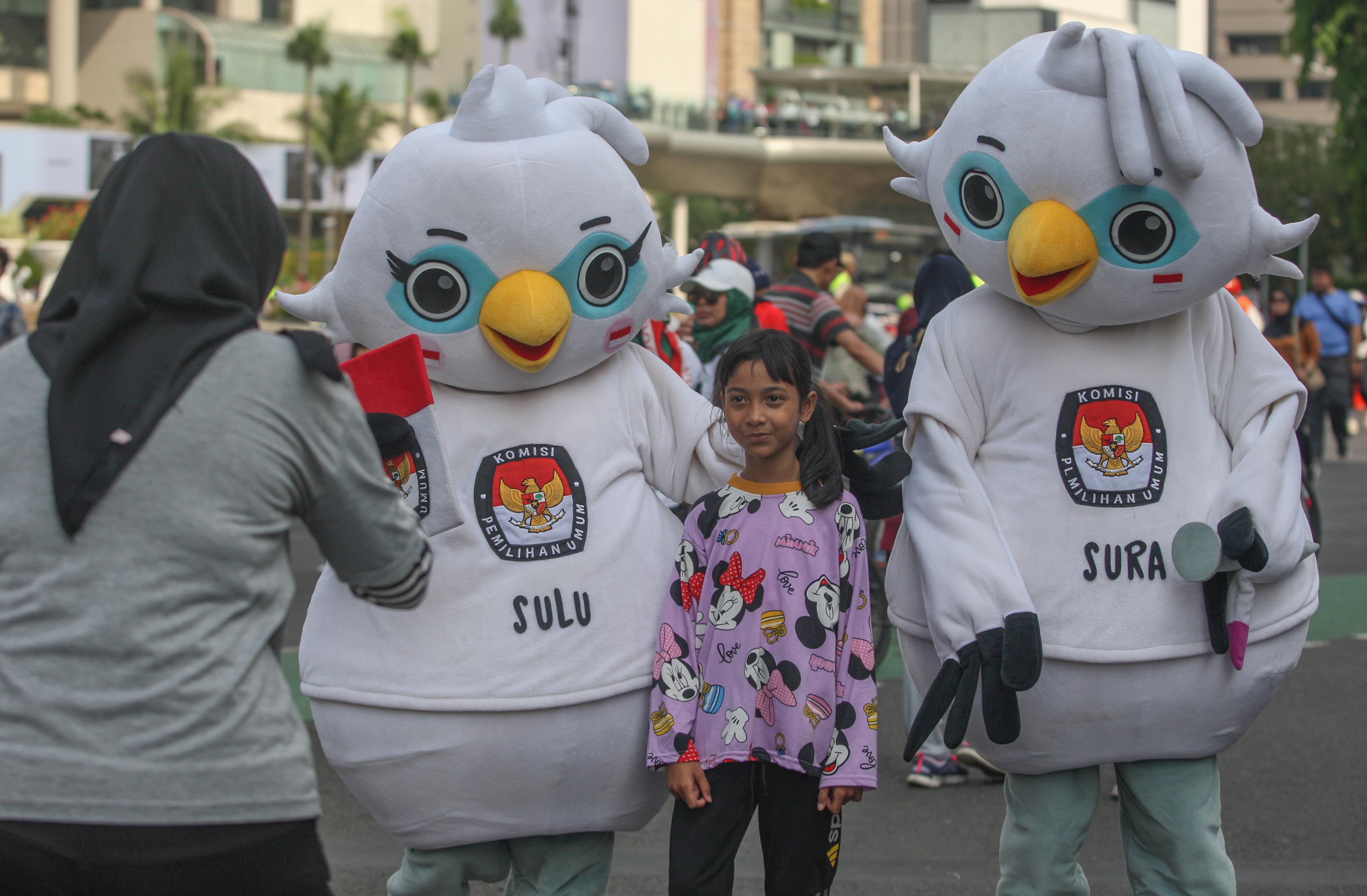 Pengunjung CFD berfoto dengan maskot Pemilu 2024 saat sosialisasi Pemilu Inklusif, KPU Goes to Car Free Day 