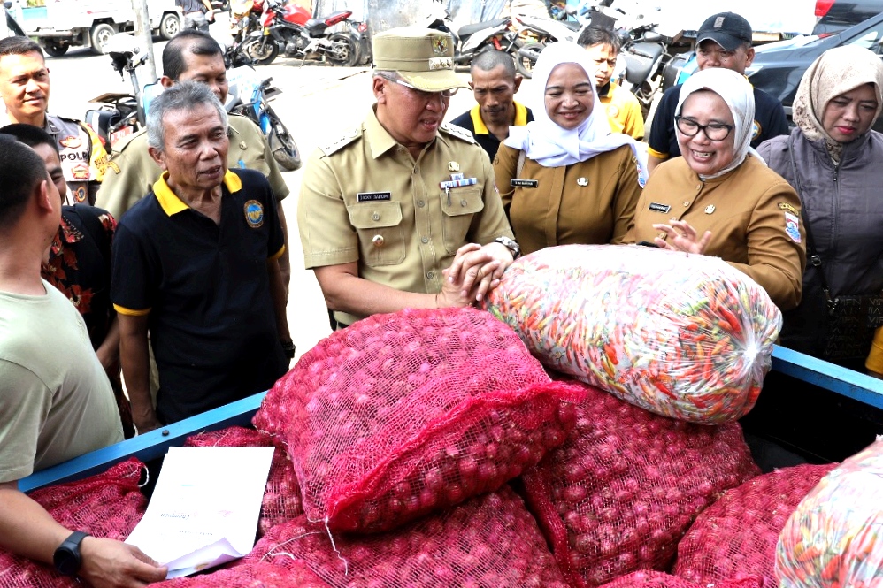Petani di Kabupaten Bandung memasok cabai dan bawang merah ke pedagang di Kota Cimahi