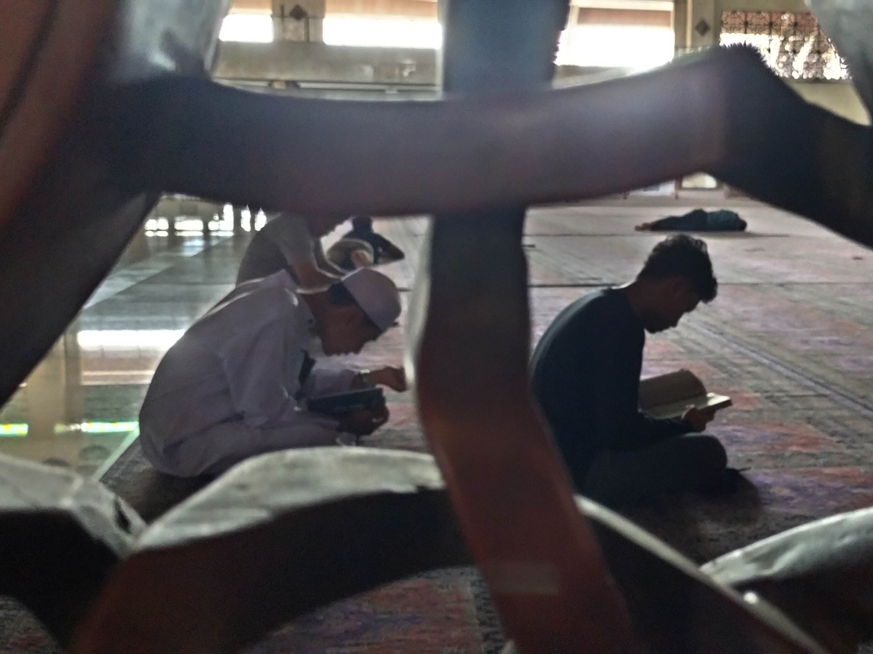 Umat Islam membaca Al-Qur'an setelah melaksanakan salat zuhur di Masjid At-Tin, Jakarta Timur, Kamis (23/3).