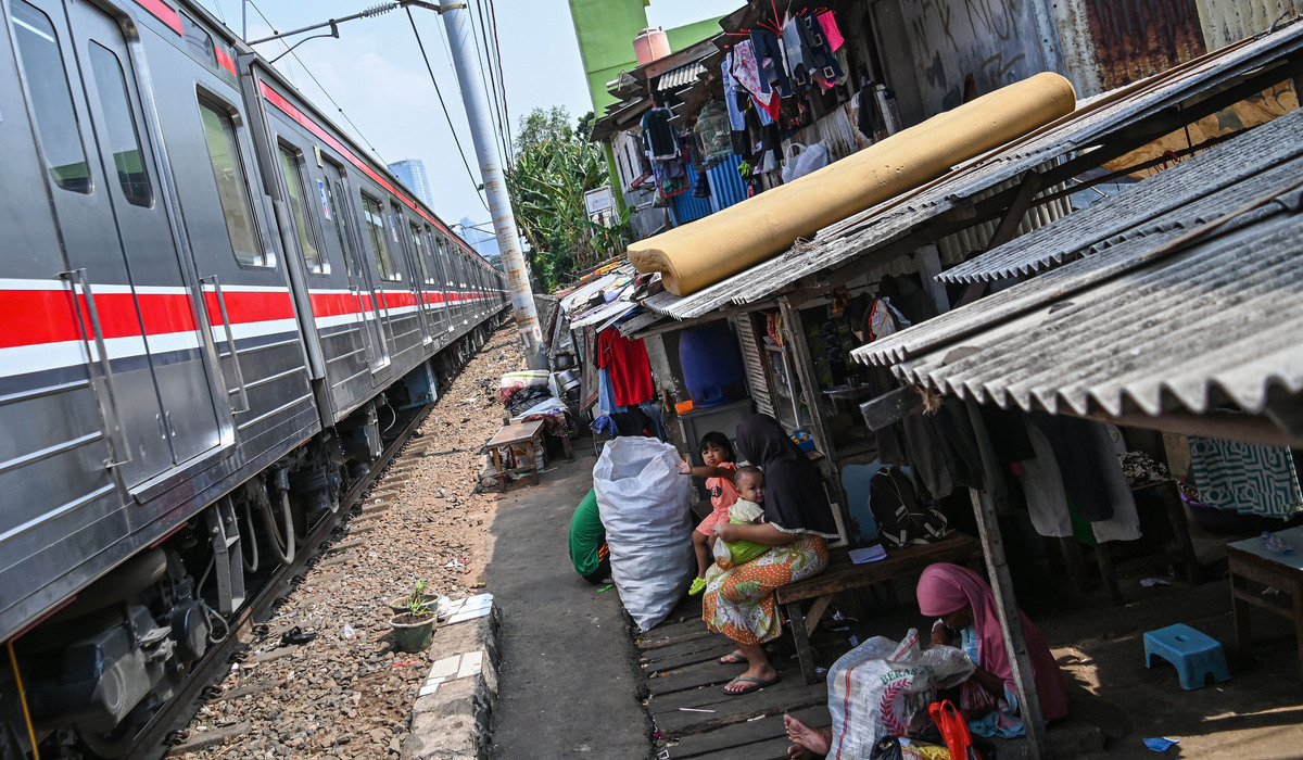 Sejumlah warga berada di pinggir jalur kereta api di Tanah Abang, Jakarta.