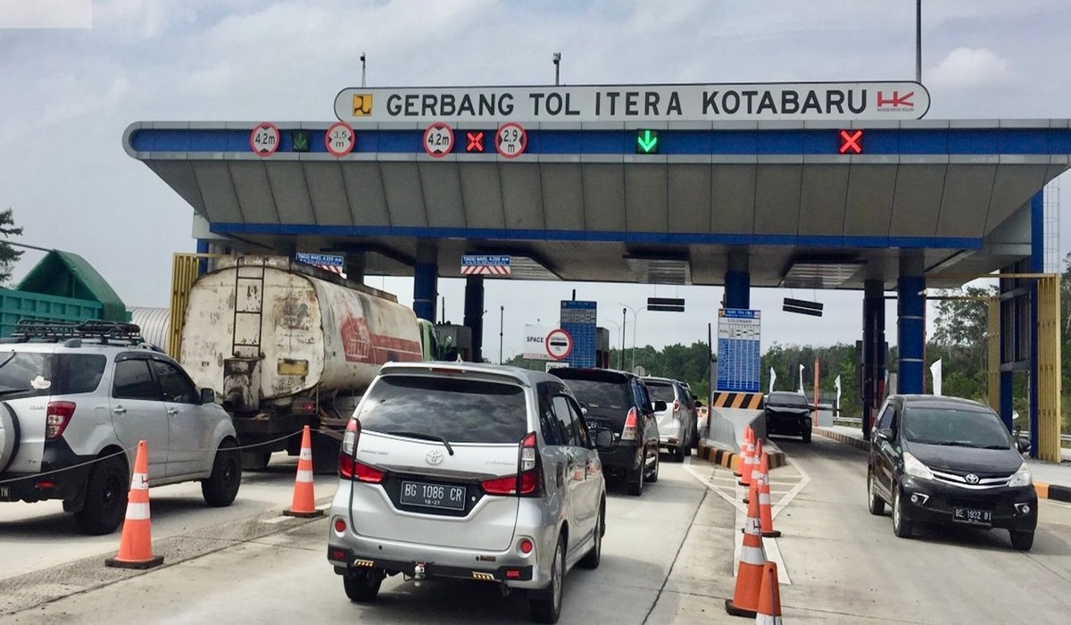 Suasana pengguna jalan Tol Trans Sumatra saat puncak Natal, 2022 lalu.