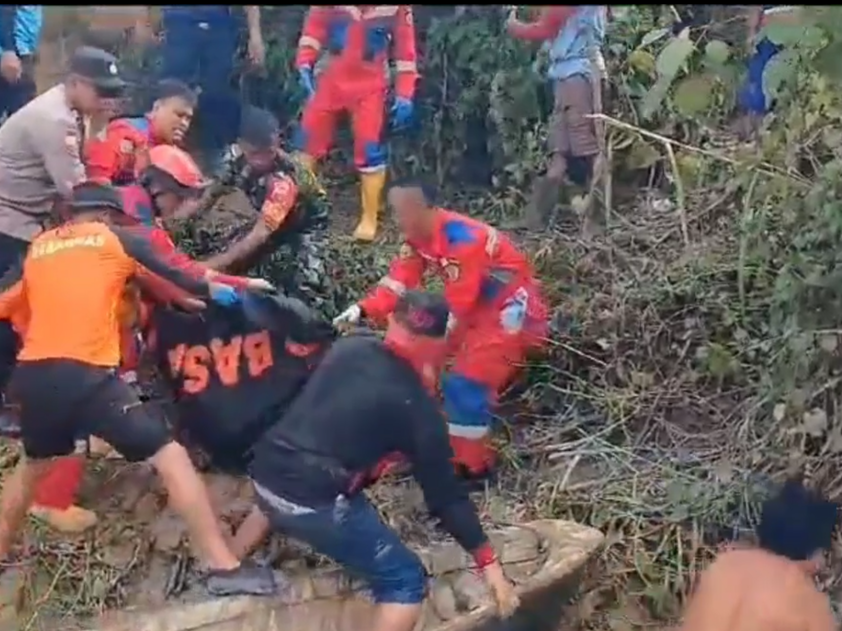 Tim SAR membawa jenazah korban.